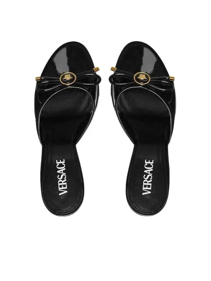 Мюли VERSACE Opera Bow из лакированной кожи, 85 мм — изображение 5 из 7, черный