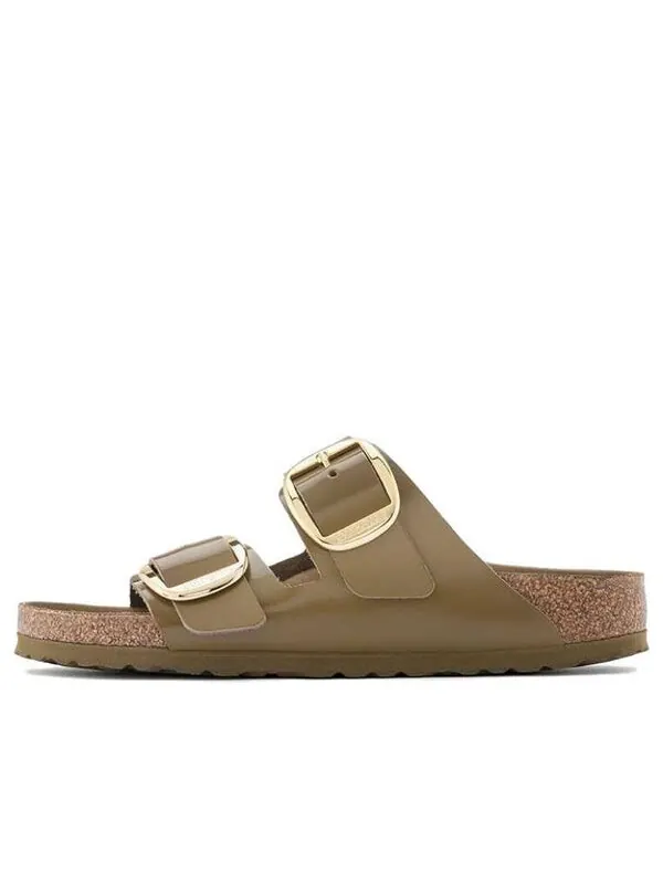Тапочки arizona big buckle natural leather patent narrow fit sandals 'high shine mud green' Birkenstock — изображение 1 из 4