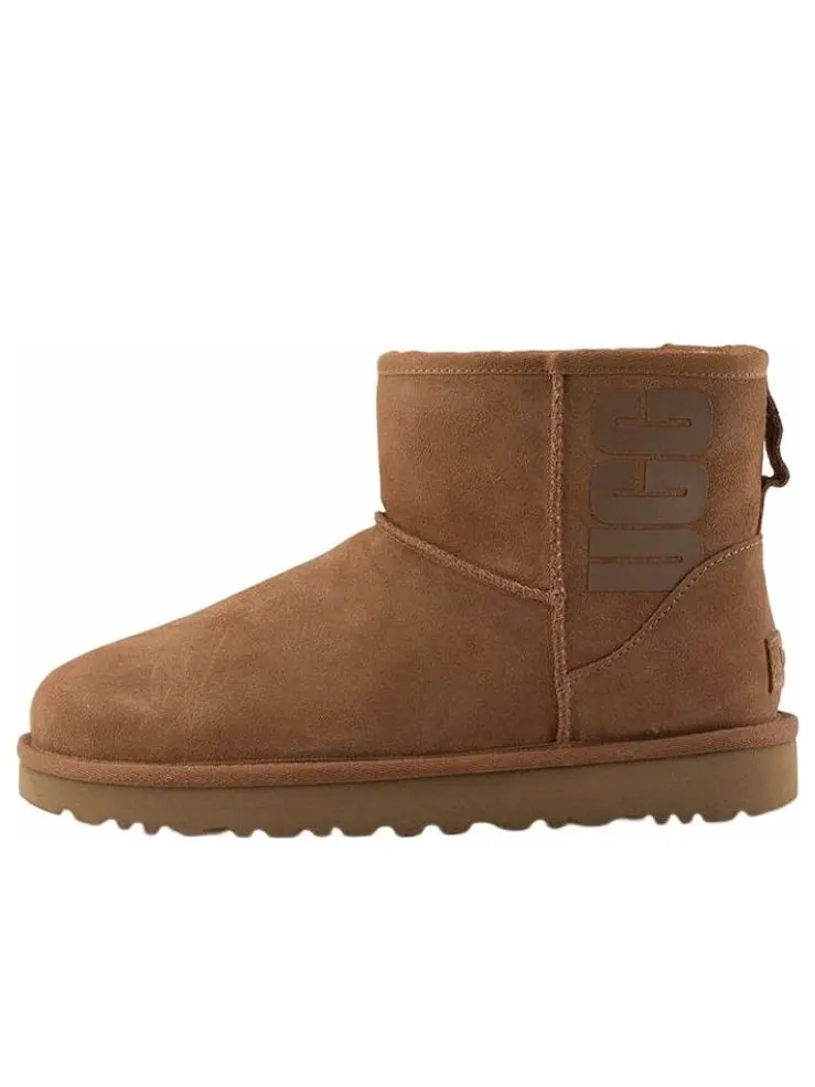 (WMNS) UGG Classic Mini UGG Rubber Logo 'Chestnut' — изображение 1 из 6, коричневый