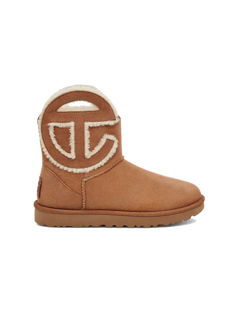 Кроссовки UGG x Telfar Logo Classic Mini 'Chestnut' — изображение 3 из 6, бежевый