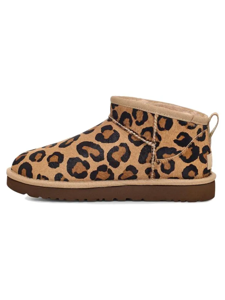 (WMNS) Классические ультраминиатюрные сапоги UGG в леопардовый принт, модель — изображение 2 из 7
