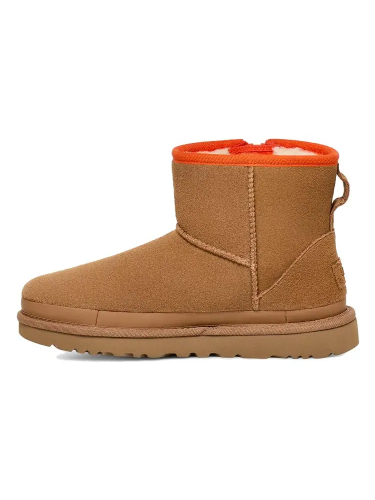 (WMNS) UGG Classic Mini Zipper Tape Logo 'Chestnut' — изображение 2 из 5, орех