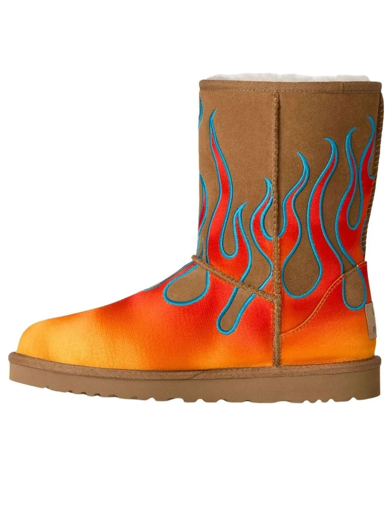 UGG x Jeremy Scott Классические короткие ботинки 'Flames Chestnut' 2025 — изображение 1 из 6, коричневый