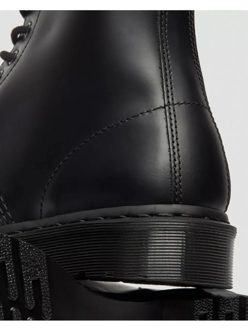 Ботинки мужские Dr. Martens 1460 Mono, гладкая кожа — изображение 9 из 11, черный