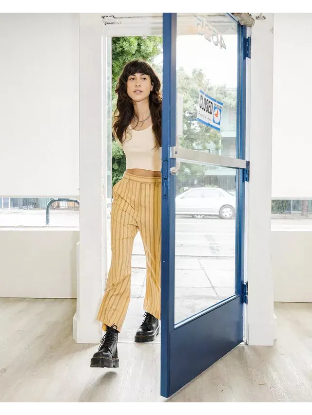 Ботинки Dr. Martens Jadon Boot из полированной кожи на платформе — изображение 6 из 11, черный