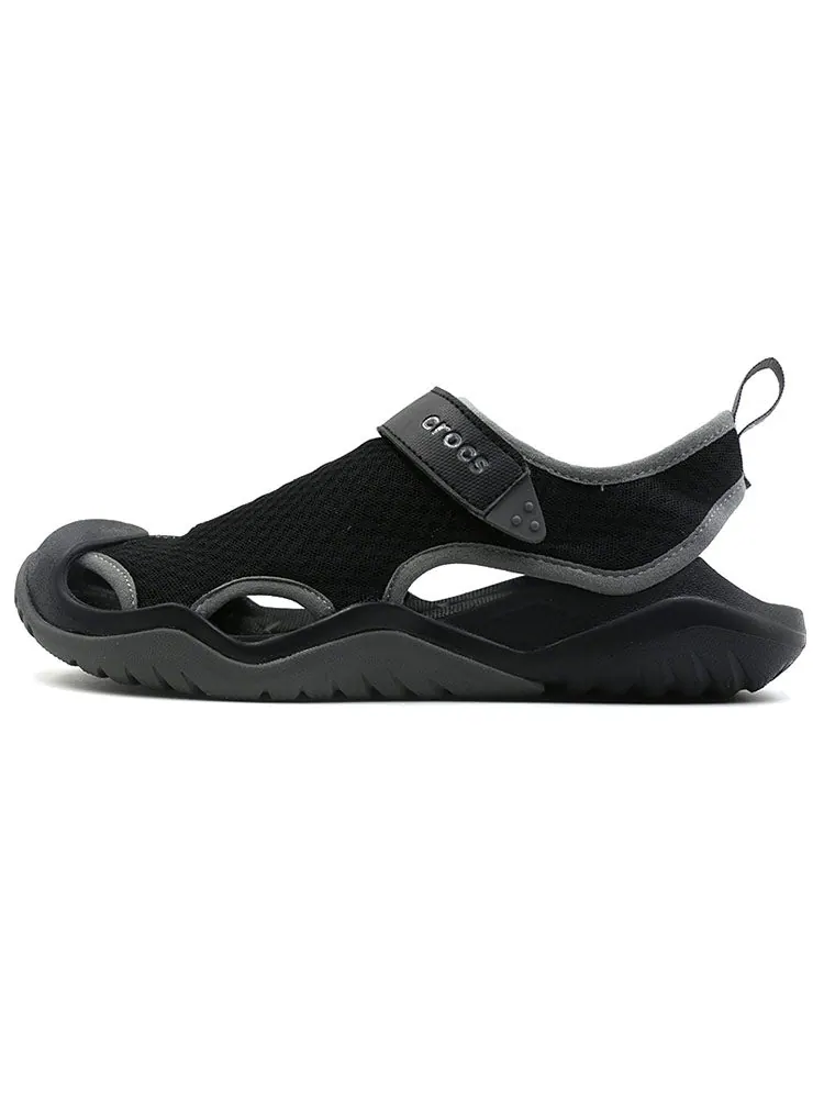 Сандалии Crocs Swiftwater Sandals 'Black Dark Grey' — изображение 2 из 5, черный