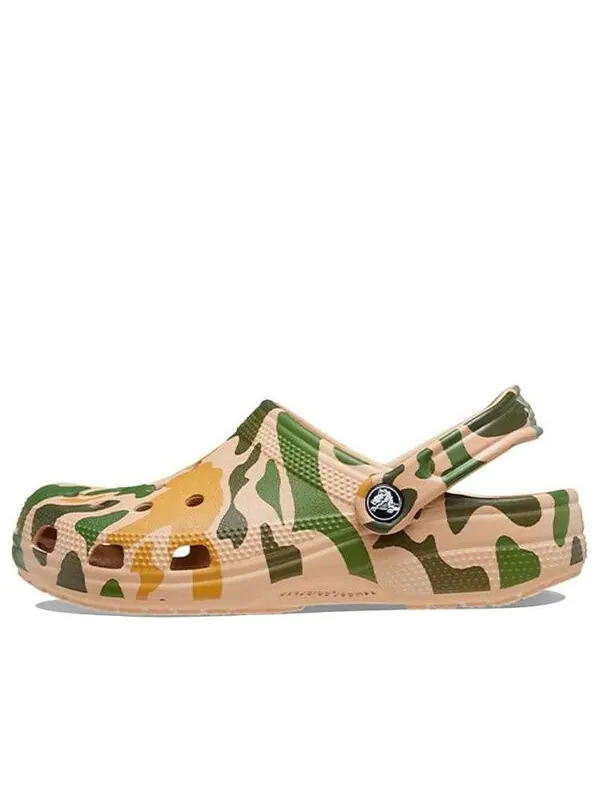 Сандалии classic printed camo clog 'khaki green' Crocs — изображение 1 из 4, хаки/зеленый
