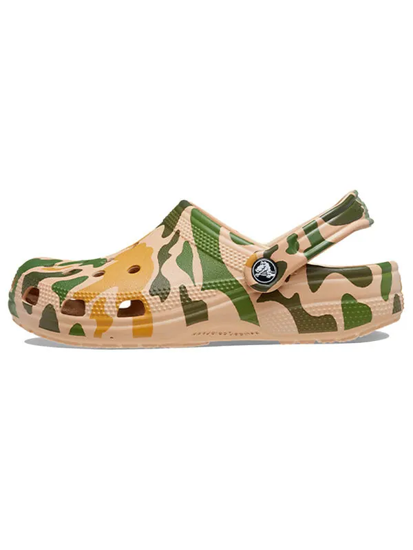 Сандалии classic printed camo clog 'khaki green' Crocs — изображение 2 из 4, хаки/зеленый