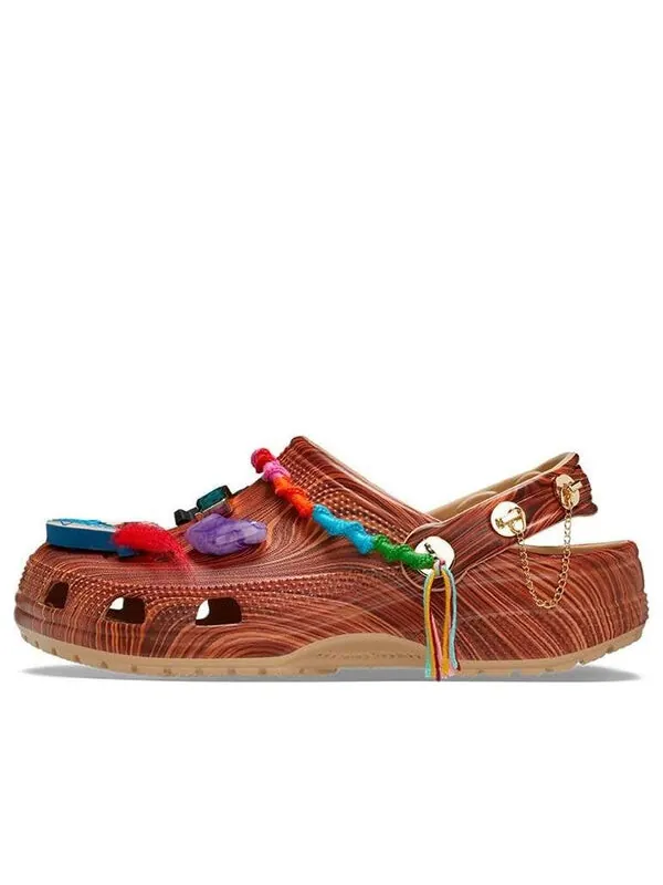 Сандалии sza x classic clog 'woodgrain' Crocs — изображение 1 из 4, коричневый