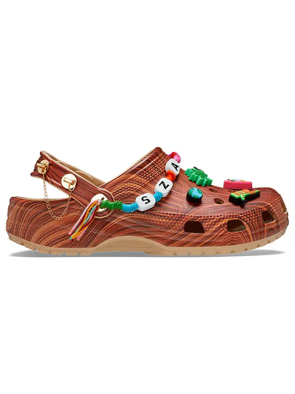Сандалии sza x classic clog 'woodgrain' Crocs — изображение 2 из 4, коричневый