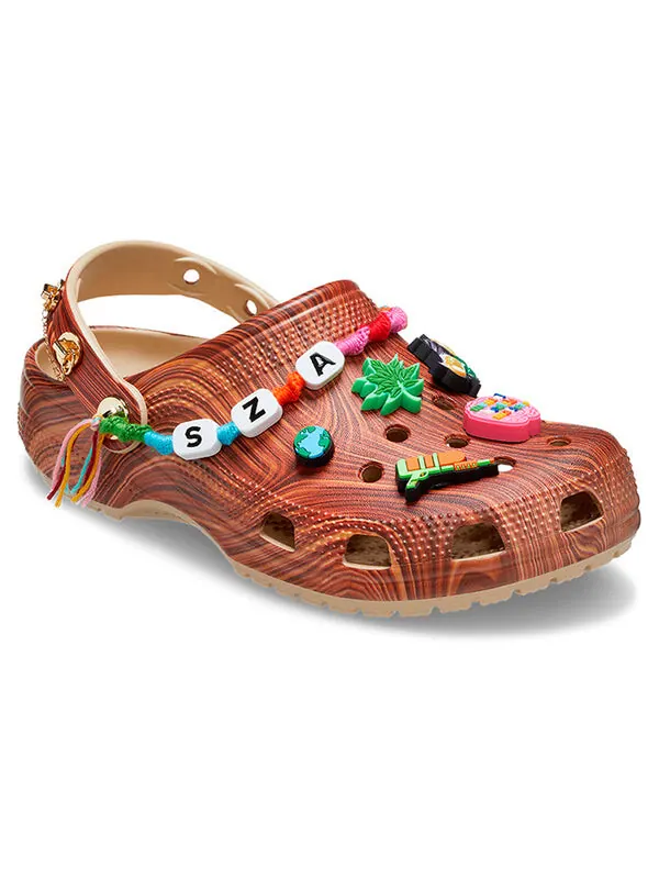 Сандалии sza x classic clog 'woodgrain' Crocs — изображение 3 из 4, коричневый
