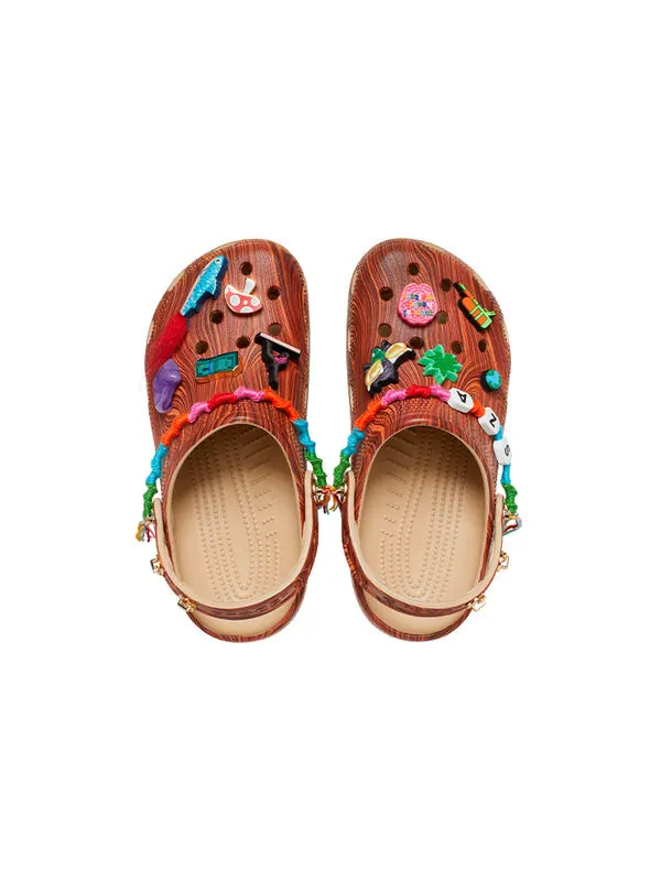 Сандалии sza x classic clog 'woodgrain' Crocs — изображение 4 из 4, коричневый