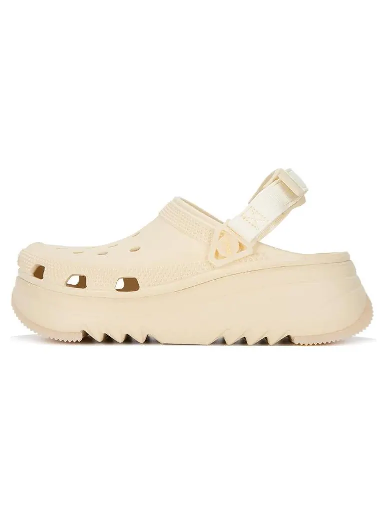 Сандалии Crocs Classic Hiker Xscape Clog 'Vanilla' — изображение 2 из 3, бежевый