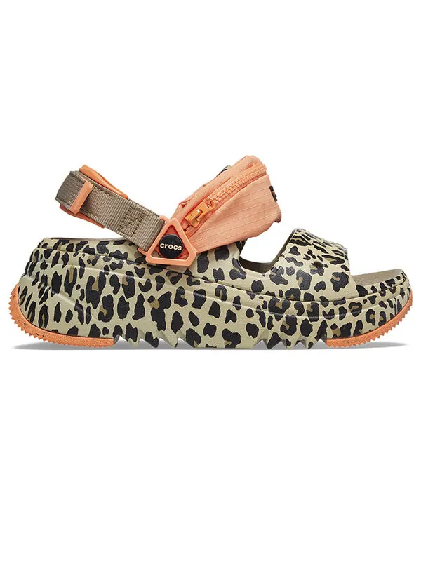 Сандалии hiker xscape animal sandals 'khaki leopard' Crocs — изображение 3 из 4, бежевый/хаки/белый