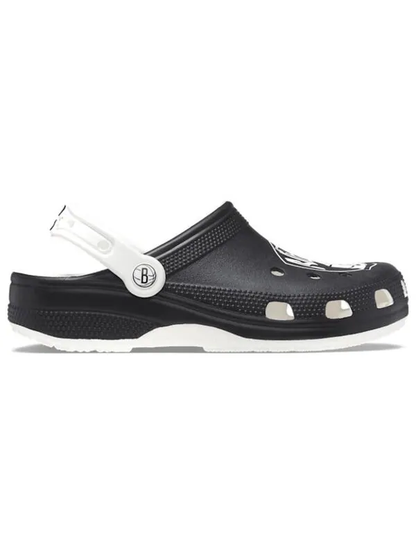 Кроссовки brooklyn nets classic clogs 'black white' Crocs — изображение 2 из 4, черный/белый
