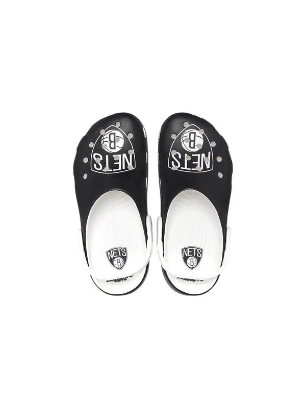 Кроссовки brooklyn nets classic clogs 'black white' Crocs — изображение 4 из 4, черный/белый