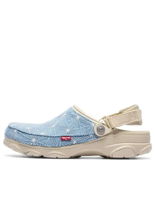 Сандалии x levi's sashiko classic all-terrain clog 'bone blue' Crocs — изображение 1 из 4, бежевый/синий
