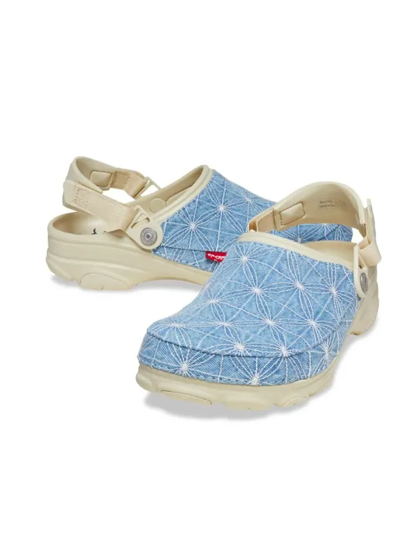 Сандалии x levi's sashiko classic all-terrain clog 'bone blue' Crocs — изображение 2 из 4, бежевый/синий