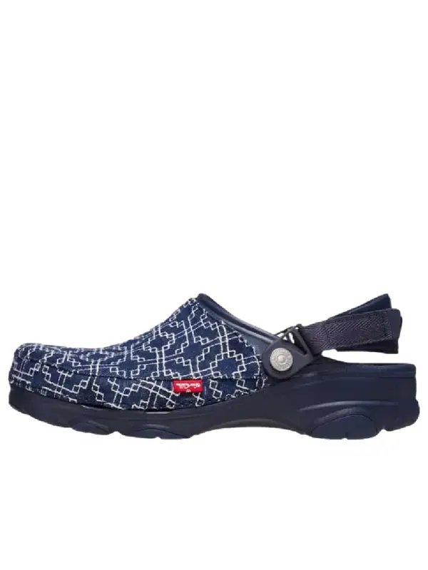 Сандалии x levi's sashiko classic all-terrain clog 'dark wash' Crocs — изображение 1 из 2, темно-синий/темно-синий