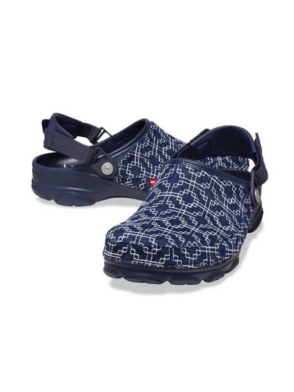 Сандалии x levi's sashiko classic all-terrain clog 'dark wash' Crocs — изображение 2 из 2, темно-синий/темно-синий