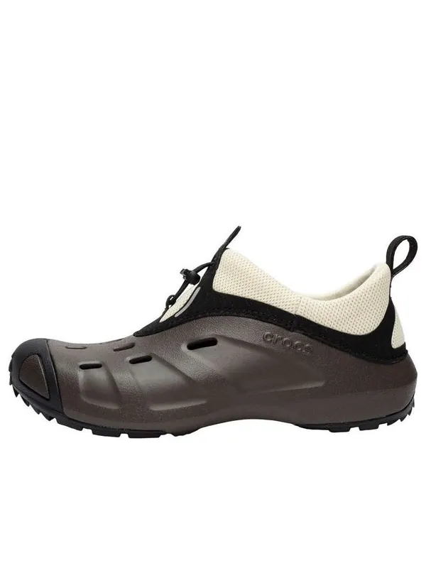 Сандалии quick trail clogs Crocs — изображение 1 из 4, коричневый