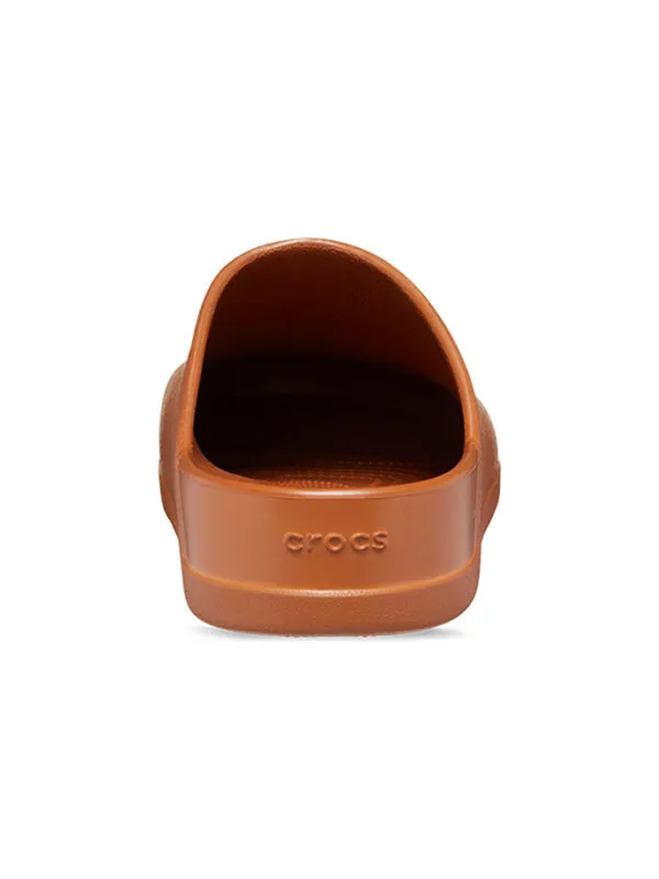 Тапочки dylan clog 'cognac' Crocs — изображение 4 из 4, коричневый