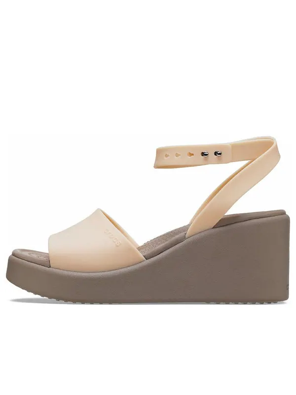 Сандалии brooklyn ankle strap wedge sandals 'cream white brown' Crocs — изображение 1 из 4