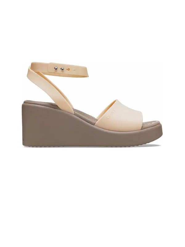 Сандалии brooklyn ankle strap wedge sandals 'cream white brown' Crocs — изображение 2 из 4