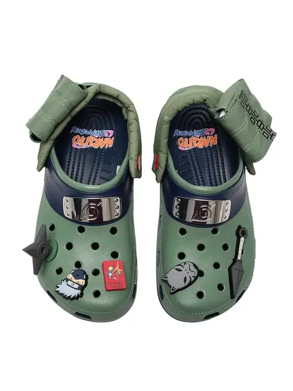 Сандалии classic clog 'naruto shippuden kakashi' Crocs — изображение 1 из 2, оливковый/черный