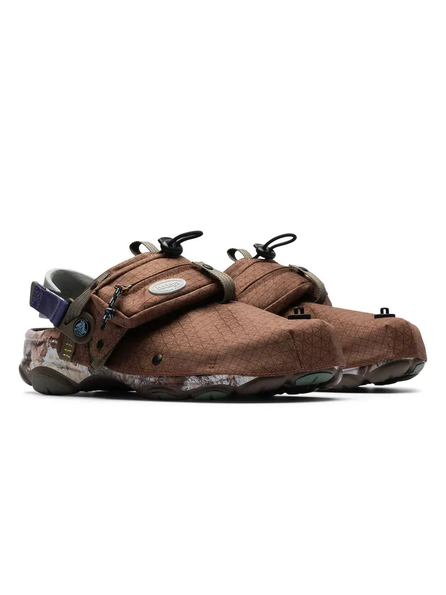 Сандалии Crocs x Bodega All-Terrain Clog 'Off The Beaten Path 2.0' — изображение 2 из 3, коричневый