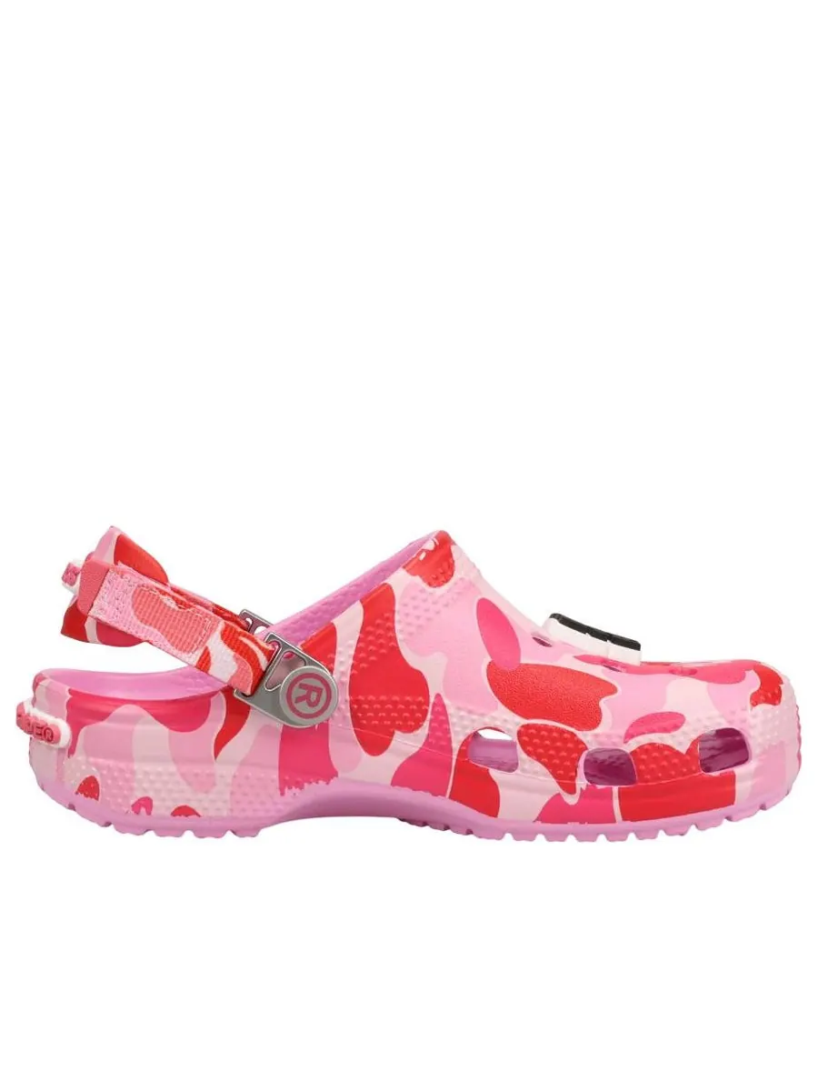 Кроссовки (GS) Crocs x A Bathing Ape Clog 'Carnation' — изображение 2 из 6, розовый