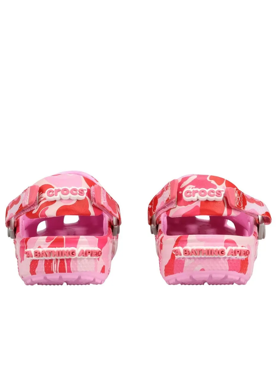 Кроссовки (GS) Crocs x A Bathing Ape Clog 'Carnation' — изображение 5 из 6, розовый