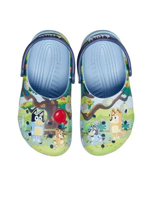 (GS) Классические сабо Crocs 'Bluey' — изображение 3 из 6, синий