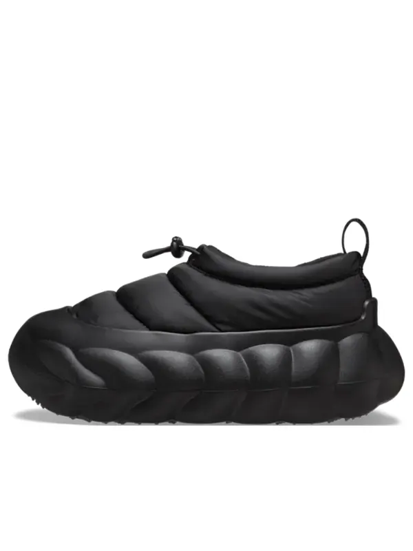 Кроссовки overpuff shorty Crocs — изображение 1 из 4, черный