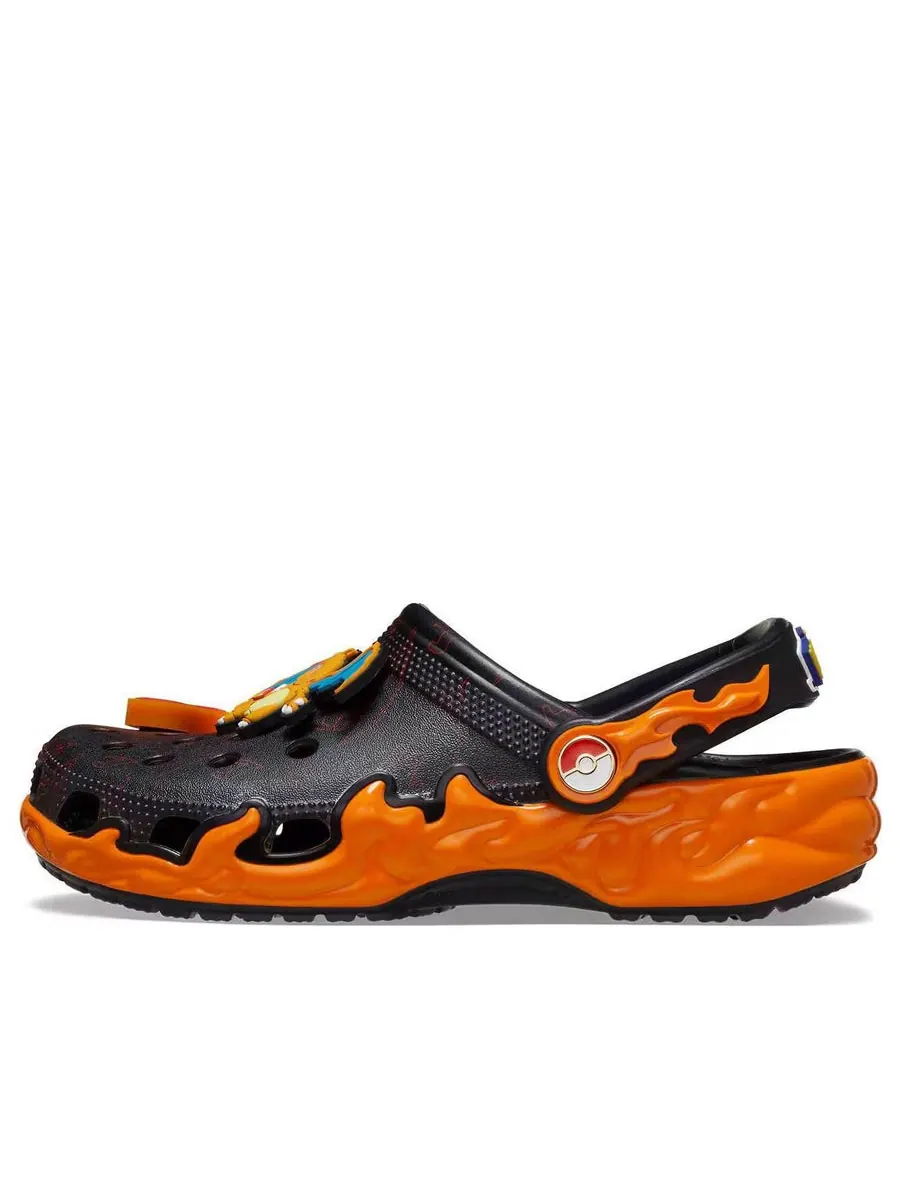Кроссовки Crocs x Pokemon Classic Clog 'Charizard vs. Blastoise' — изображение 1 из 6, черный