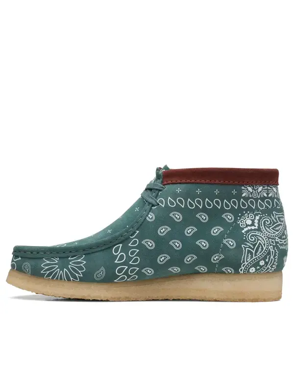 Кроссовки Clarks Wallabee Boots 'Green Paisley' — изображение 1 из 4, серый/белый