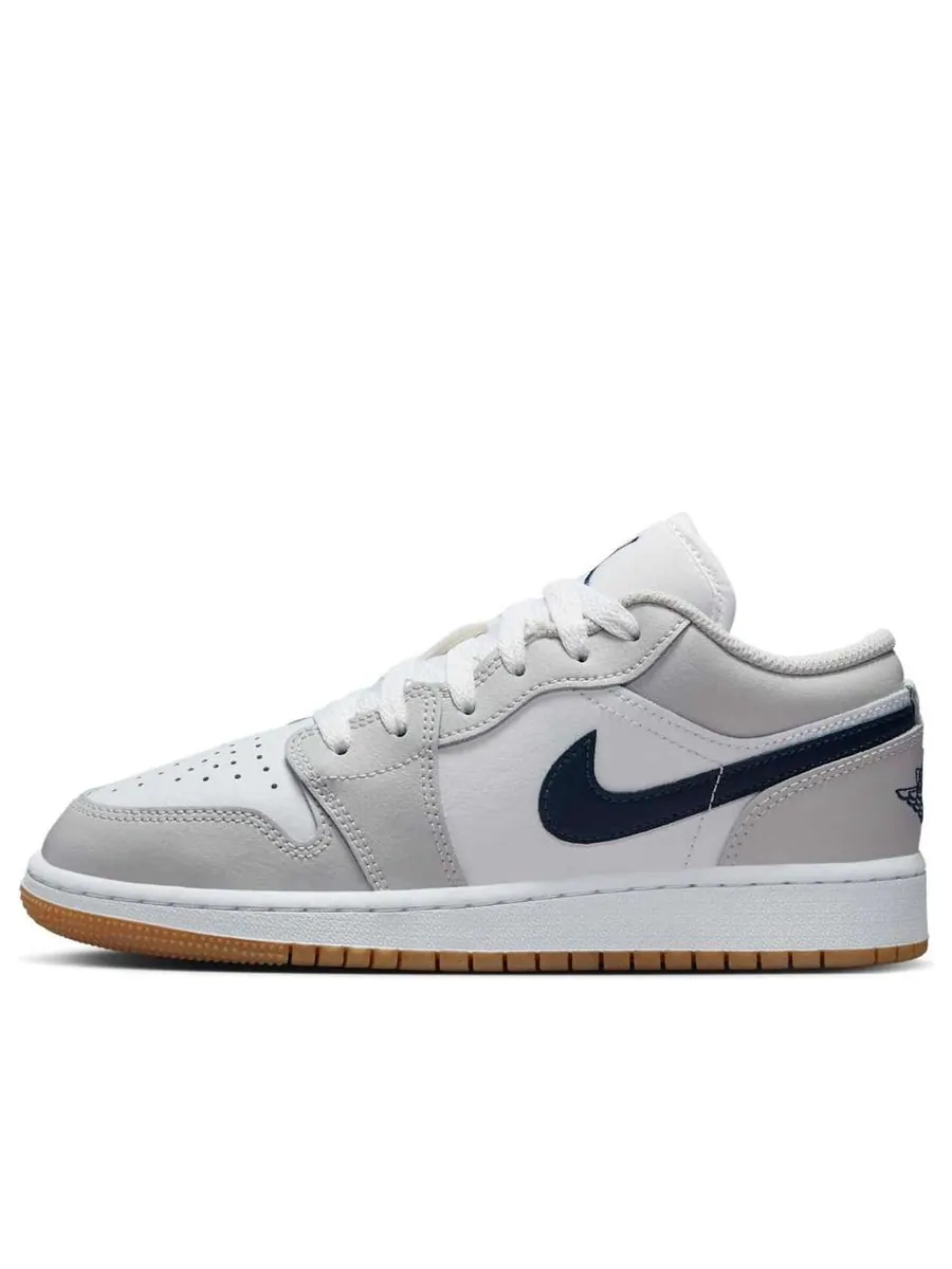 Кроссовки (GS) Air Jordan 1 Low 'White Neutral Grey Gum Midnight Navy' — изображение 1 из 6, белый
