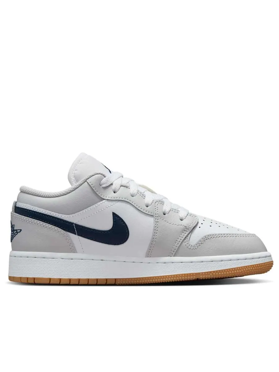 Кроссовки (GS) Air Jordan 1 Low 'White Neutral Grey Gum Midnight Navy' — изображение 2 из 6, белый
