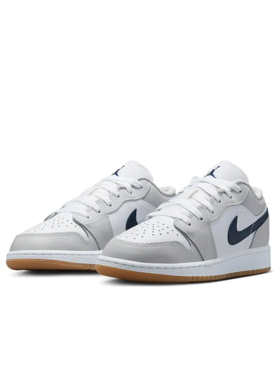 Кроссовки (GS) Air Jordan 1 Low 'White Neutral Grey Gum Midnight Navy' — изображение 3 из 6, белый