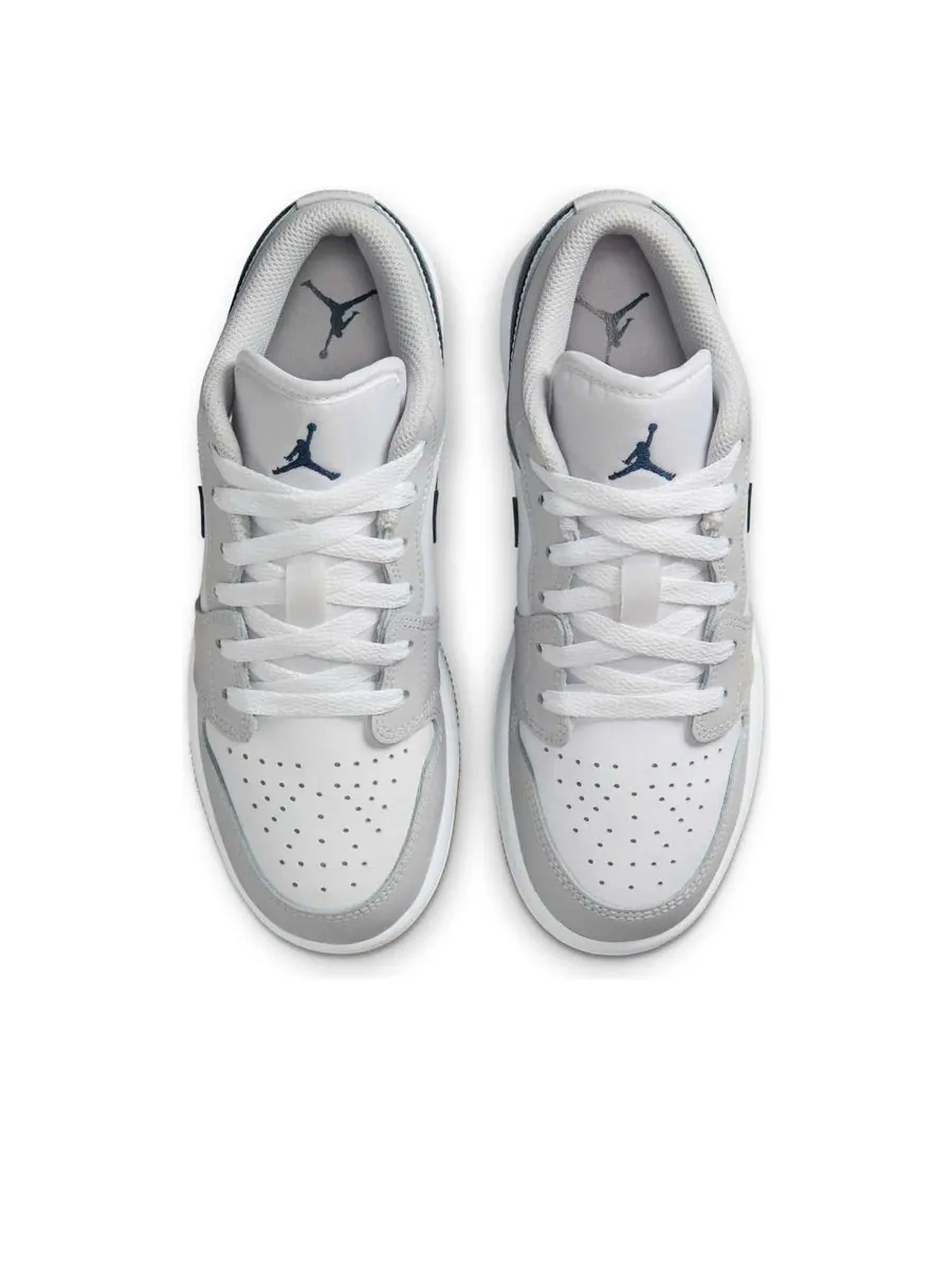 Кроссовки (GS) Air Jordan 1 Low 'White Neutral Grey Gum Midnight Navy' — изображение 4 из 6, белый