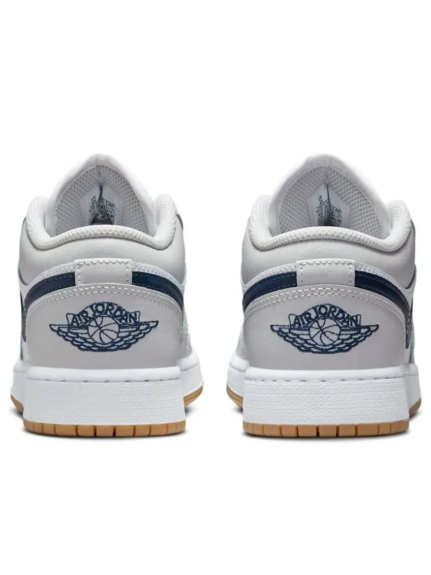 Кроссовки (GS) Air Jordan 1 Low 'White Neutral Grey Gum Midnight Navy' — изображение 5 из 6, белый