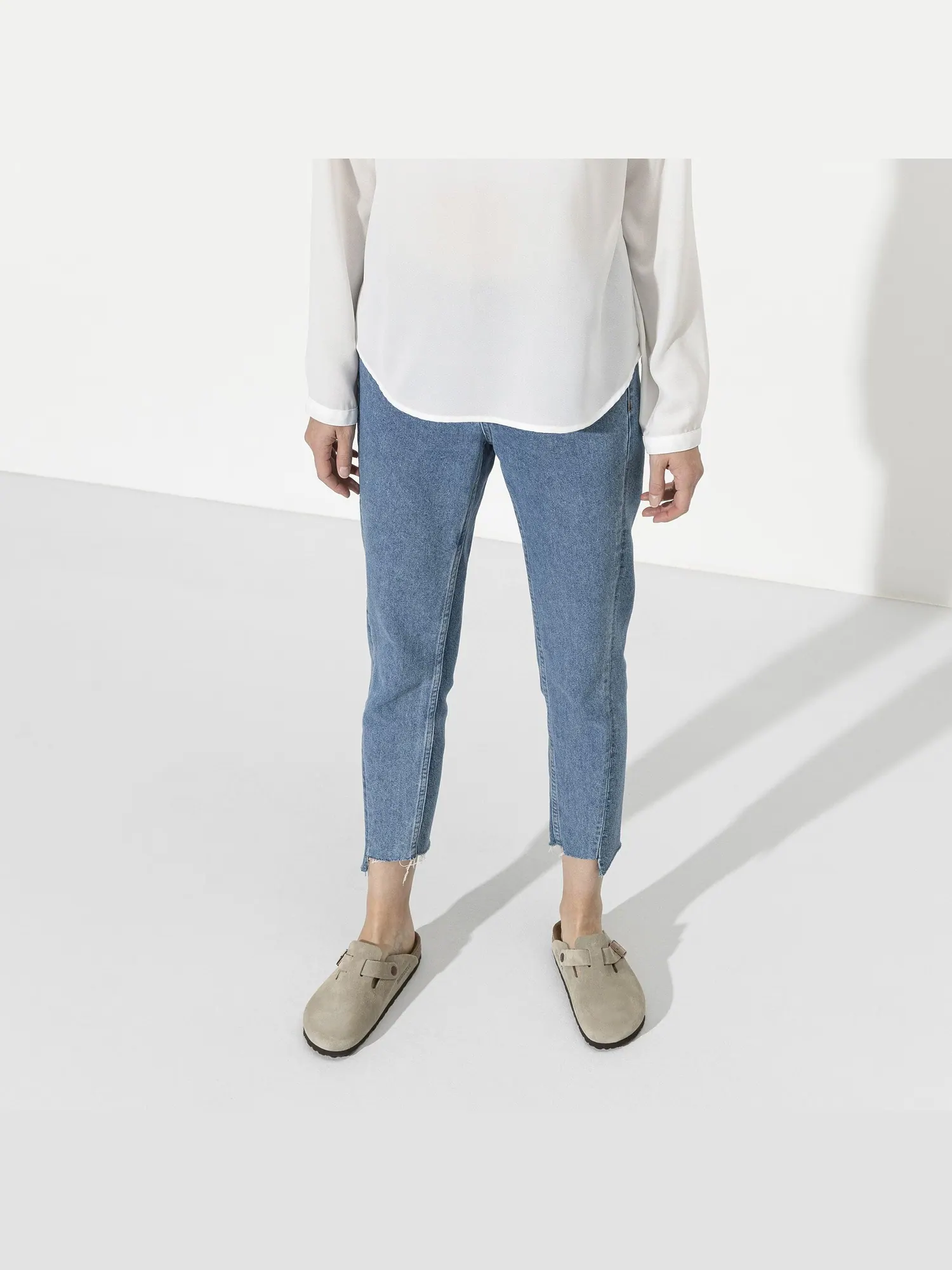Клоги Birkenstock Boston Soft Footbed из замши — изображение 2 из 11, тауп