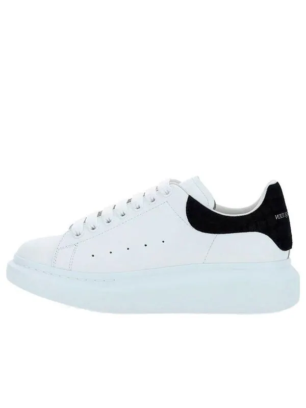 Кроссовки oversized sneaker 'black embossed suede crocodile' Alexander Mcqueen — изображение 1 из 3, белый/черный