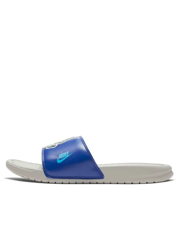 Тапочки benassi jdi print slide 'hiker cartoon - light bone' Nike — изображение 1 из 4, белый/синий