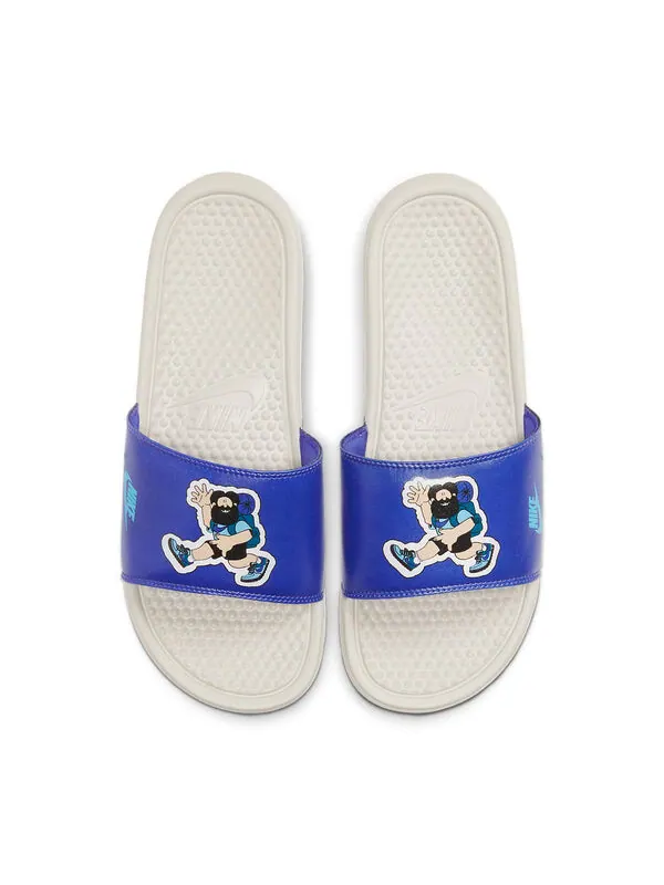 Тапочки benassi jdi print slide 'hiker cartoon - light bone' Nike — изображение 3 из 4, белый/синий
