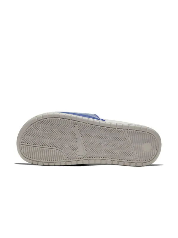 Тапочки benassi jdi print slide 'hiker cartoon - light bone' Nike — изображение 4 из 4, белый/синий
