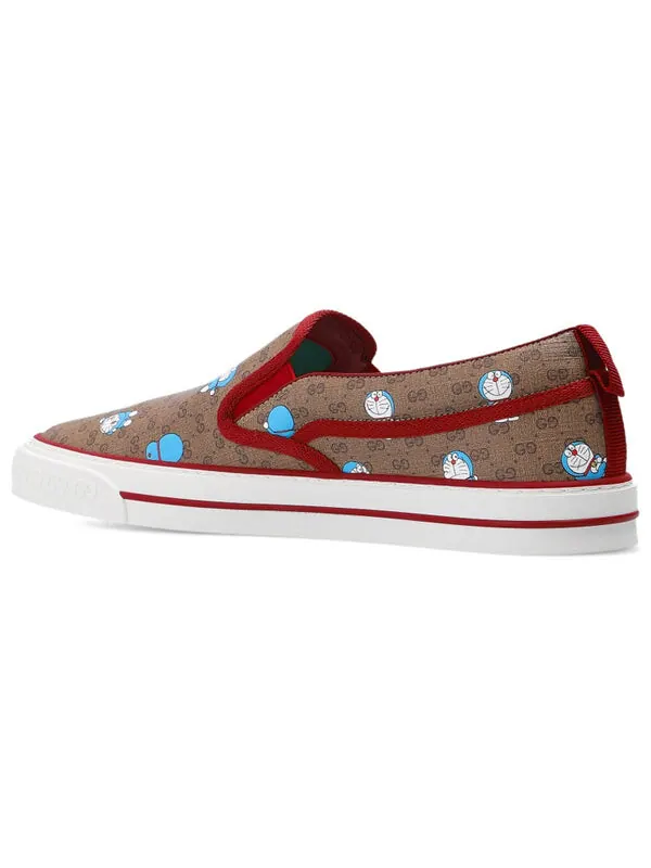Кроссовки x doraemon gg supreme monogram slip on 'new cherry red' Gucci — изображение 4 из 4, красный/бежевый