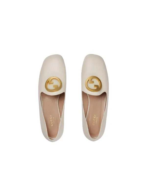 Тапочки logo plaque loafers 'white' Gucci — изображение 4 из 4, белый/золотистый