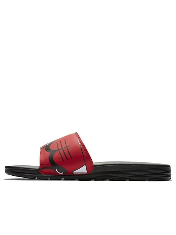 Тапочки nba x benassi 'bulls' Nike — изображение 1 из 4, красный/белый-черный