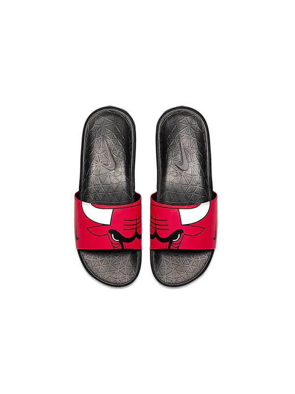 Тапочки nba x benassi 'bulls' Nike — изображение 3 из 4, красный/белый-черный